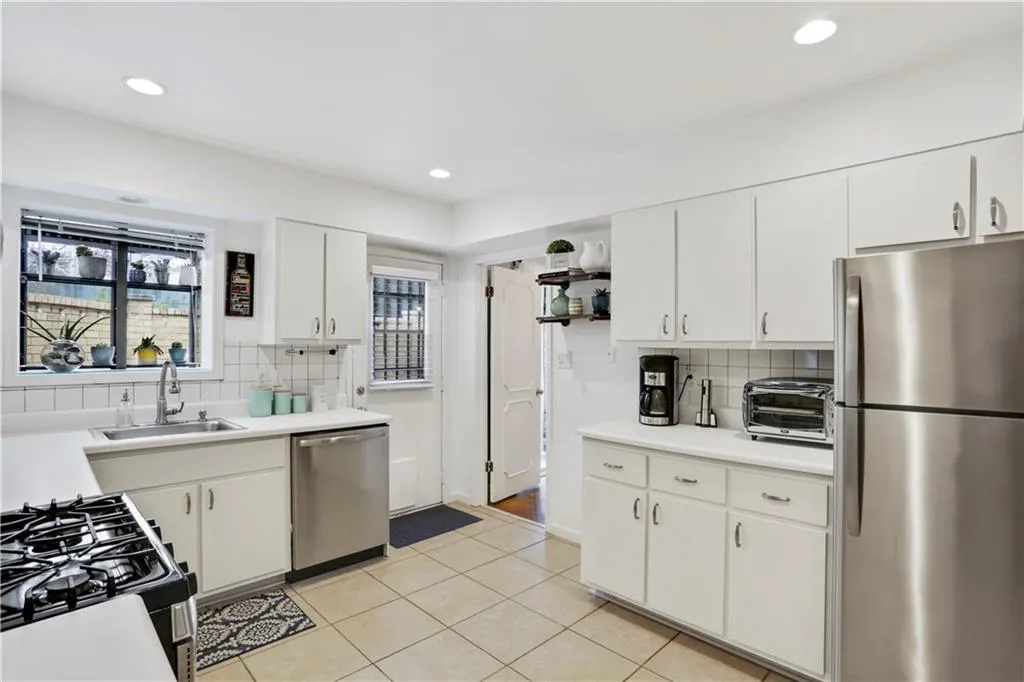 5400 Roswell Road Ne Unit E1, Sandy Springs, Georgia 30342, 2 Bedrooms Bedrooms, ,1 BathroomBathrooms,Residential,Sold,5400 Roswell Road Ne Unit E1,6679448