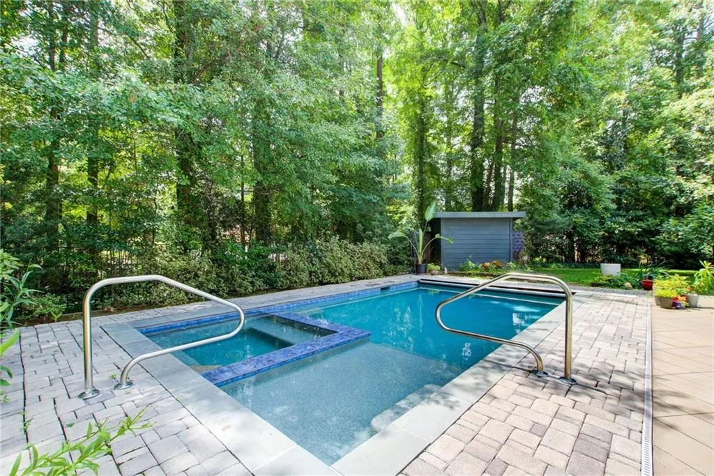 So private. Free standing sauna. Vacation at home in your own resort.