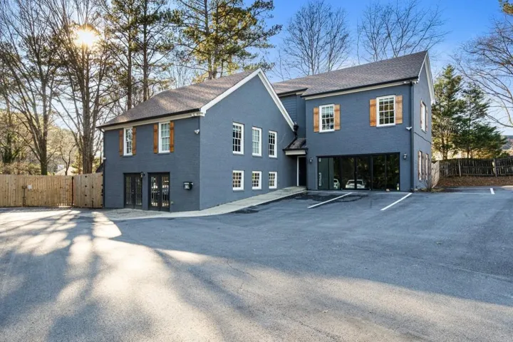 210 W Crossville Road, Roswell, Georgia 30075