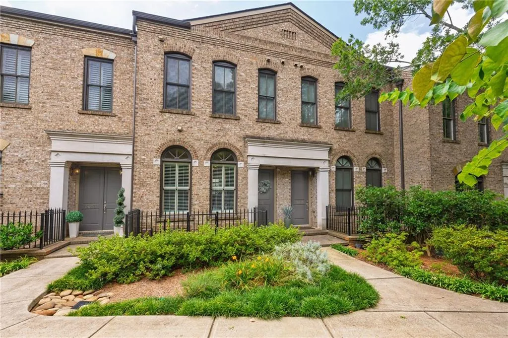 quartz countertops, stainless steel appliances, viking, marble octagonal tile backsplash, hardwood floors, crown molding, ten foot ceilings, custom built-ins, custom moldings, fireplace