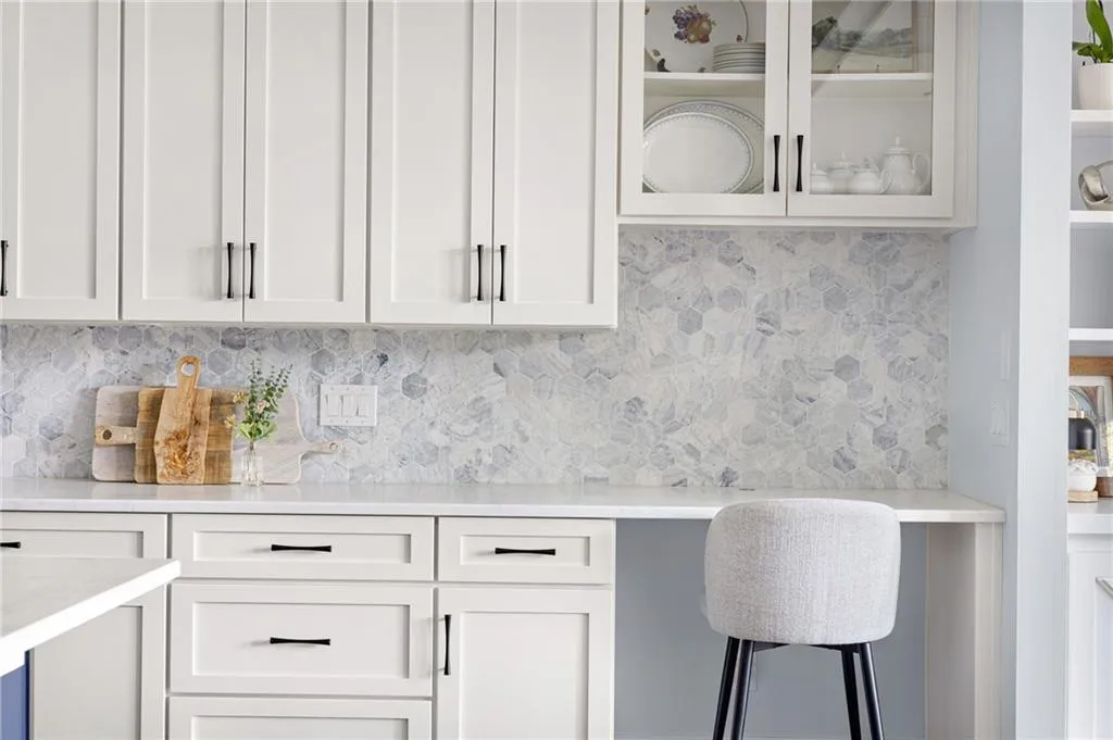 quartz countertops, stainless steel appliances, viking, marble octagonal tile backsplash, hardwood floors, crown molding, ten foot ceilings, custom built-ins, custom moldings, fireplace