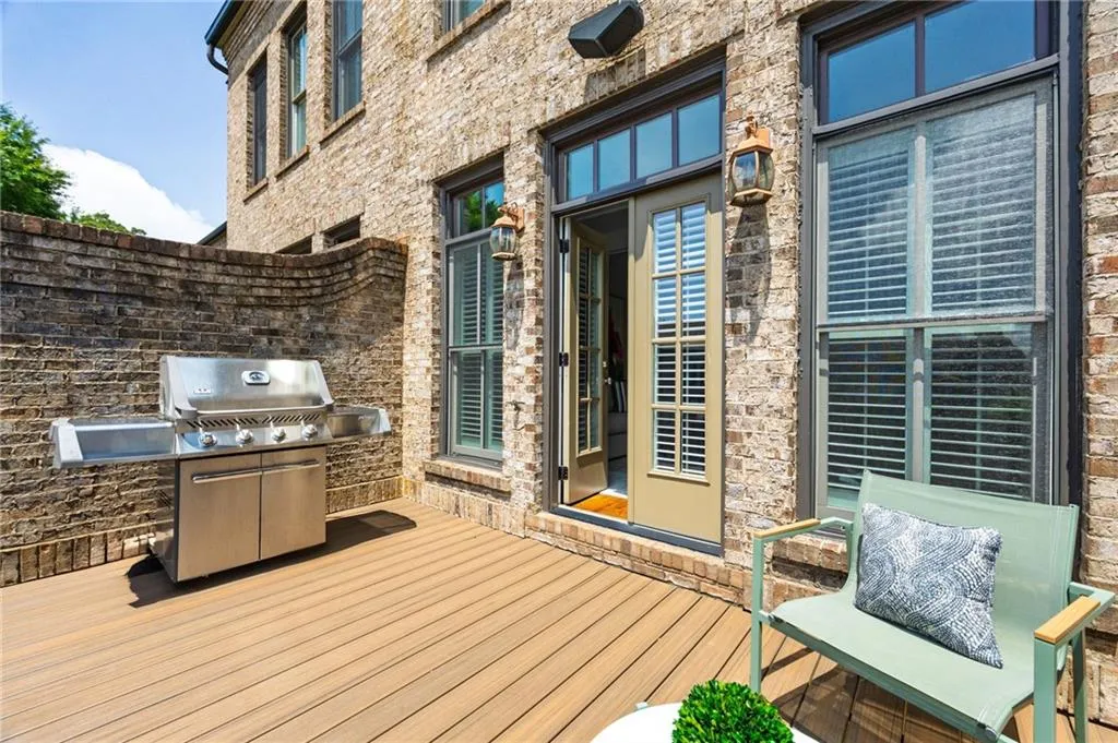 quartz countertops, stainless steel appliances, viking, marble octagonal tile backsplash, hardwood floors, crown molding, ten foot ceilings, custom built-ins, custom moldings, fireplace