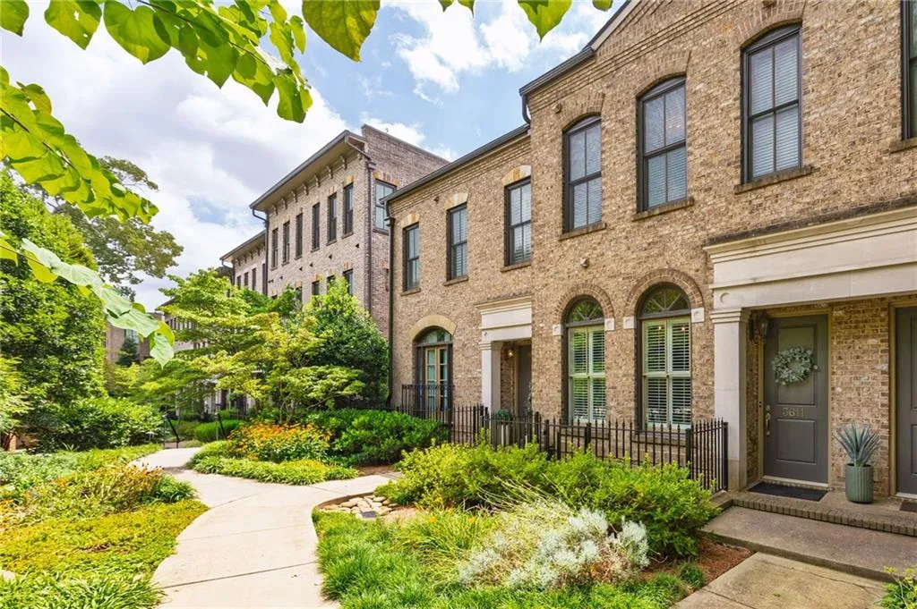 quartz countertops, stainless steel appliances, viking, marble octagonal tile backsplash, hardwood floors, crown molding, ten foot ceilings, custom built-ins, custom moldings, fireplace