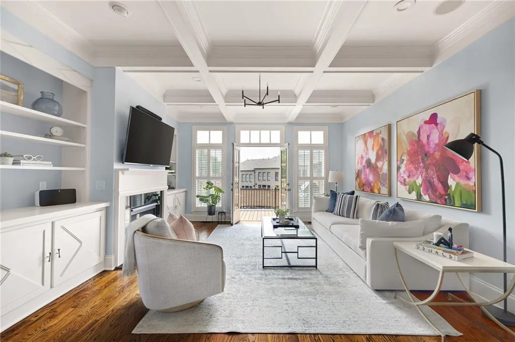 quartz countertops, stainless steel appliances, viking, marble octagonal tile backsplash, hardwood floors, crown molding, ten foot ceilings, custom built-ins, custom moldings, fireplace