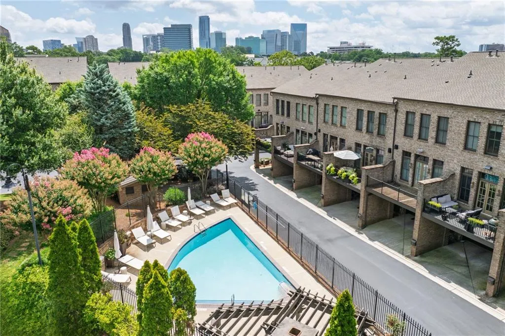 quartz countertops, stainless steel appliances, viking, marble octagonal tile backsplash, hardwood floors, crown molding, ten foot ceilings, custom built-ins, custom moldings, fireplace