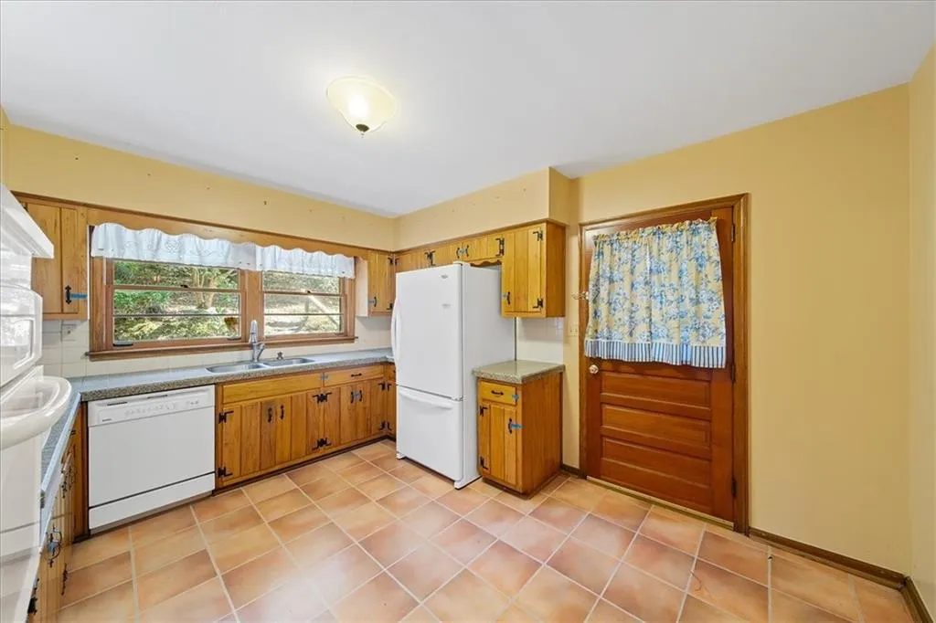 6681 Castleton Drive, Atlanta, Georgia 30328, 4 Bedrooms Bedrooms, ,2 BathroomsBathrooms,Residential,Sold,6681 Castleton Drive,7478102