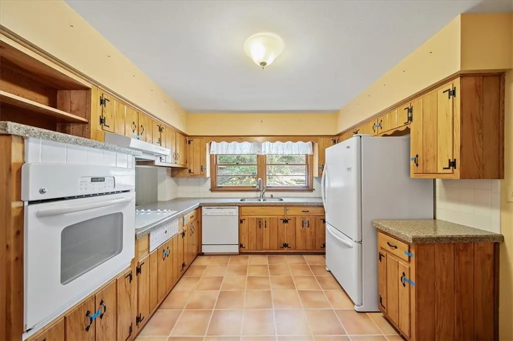 6681 Castleton Drive, Atlanta, Georgia 30328, 4 Bedrooms Bedrooms, ,2 BathroomsBathrooms,Residential,Sold,6681 Castleton Drive,7478102