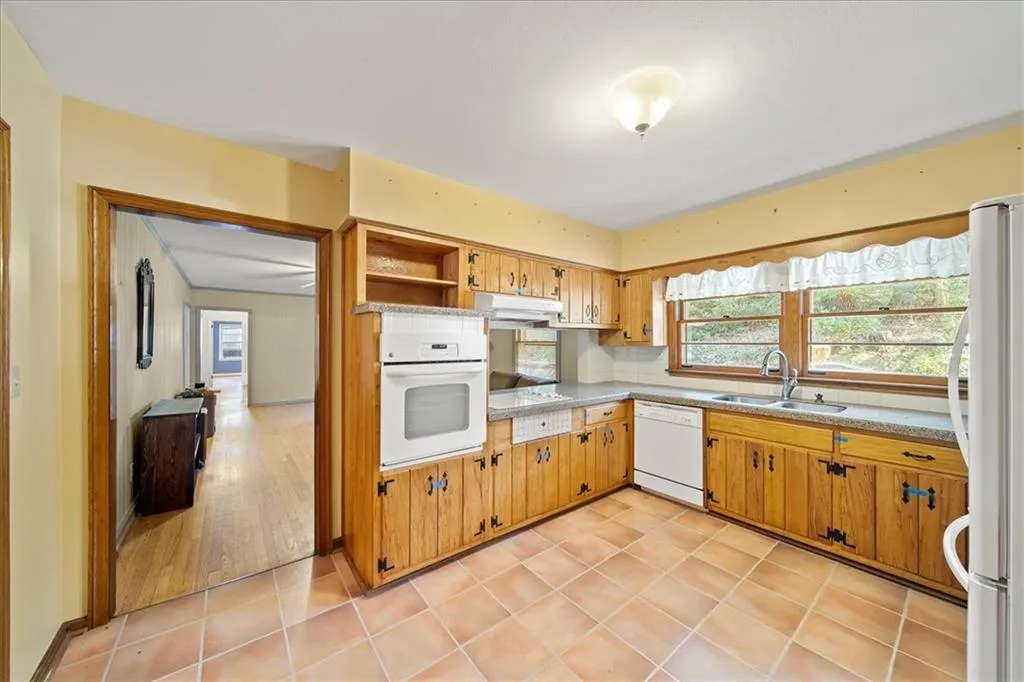 6681 Castleton Drive, Atlanta, Georgia 30328, 4 Bedrooms Bedrooms, ,2 BathroomsBathrooms,Residential,Sold,6681 Castleton Drive,7478102