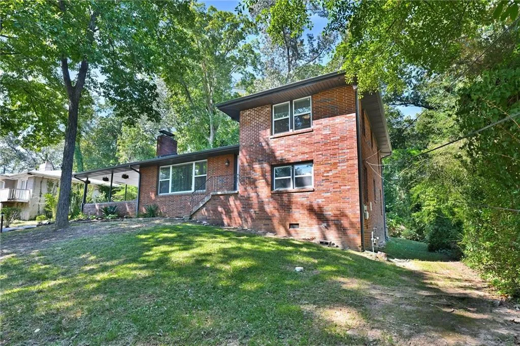 View of front facade with a front yard