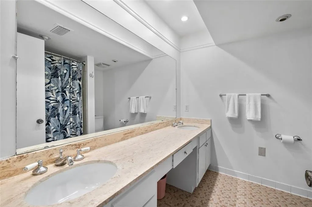 6851 Roswell Road Unit D28, Atlanta, Georgia 30328, 2 Bedrooms Bedrooms, ,2 BathroomsBathrooms,Residential,For Sale,6851 Roswell Road Unit D28,7657074