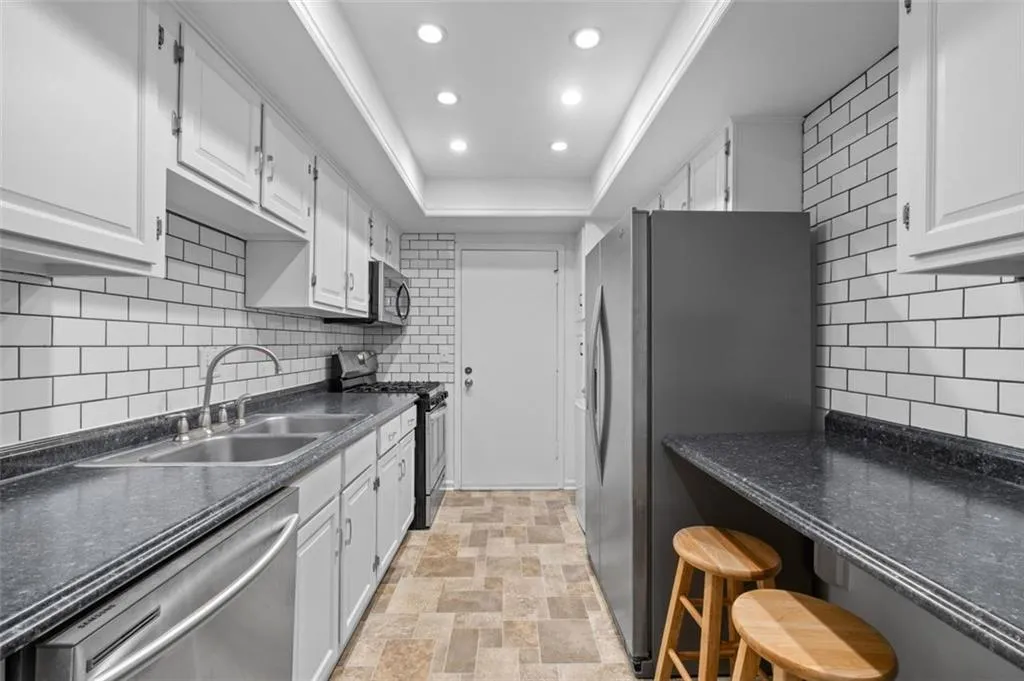 6851 Roswell Road Unit D28, Atlanta, Georgia 30328, 2 Bedrooms Bedrooms, ,2 BathroomsBathrooms,Residential,For Sale,6851 Roswell Road Unit D28,7657074