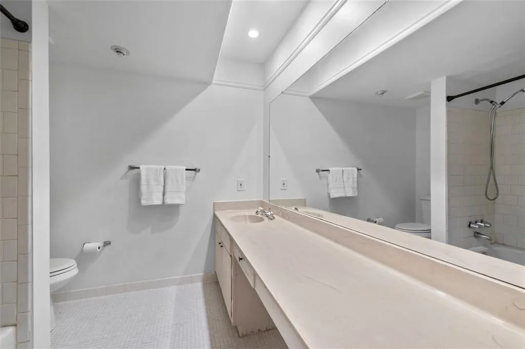 6851 Roswell Road Unit D28, Atlanta, Georgia 30328, 2 Bedrooms Bedrooms, ,2 BathroomsBathrooms,Residential,For Sale,6851 Roswell Road Unit D28,7657074