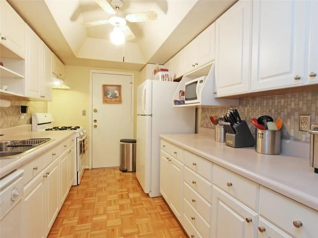 6851 Roswell Road Unit Q-3, Sandy Springs, Georgia 30328, 3 Bedrooms Bedrooms, ,2 BathroomsBathrooms,Residential,Sold,6851 Roswell Road Unit Q-3,5847652