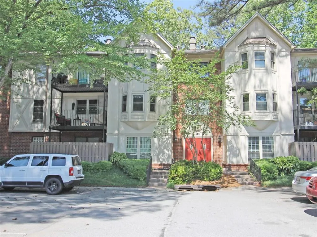 6851 Roswell Road Unit Q-3, Sandy Springs, Georgia 30328, 3 Bedrooms Bedrooms, ,2 BathroomsBathrooms,Residential,Sold,6851 Roswell Road Unit Q-3,5847652