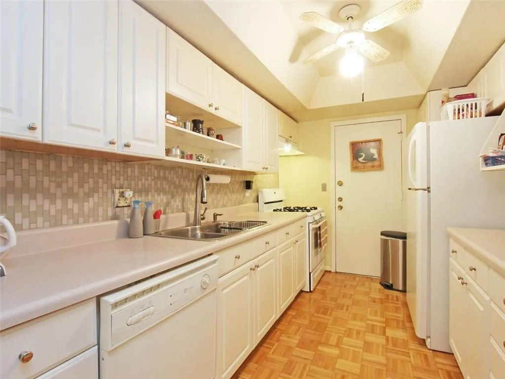 6851 Roswell Road Unit Q-3, Sandy Springs, Georgia 30328, 3 Bedrooms Bedrooms, ,2 BathroomsBathrooms,Residential,Sold,6851 Roswell Road Unit Q-3,5847652