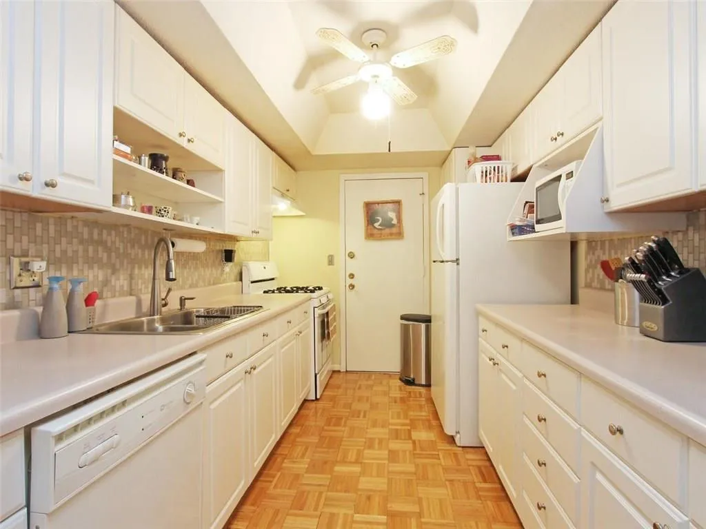 6851 Roswell Road Unit Q-3, Sandy Springs, Georgia 30328, 3 Bedrooms Bedrooms, ,2 BathroomsBathrooms,Residential,Sold,6851 Roswell Road Unit Q-3,5847652
