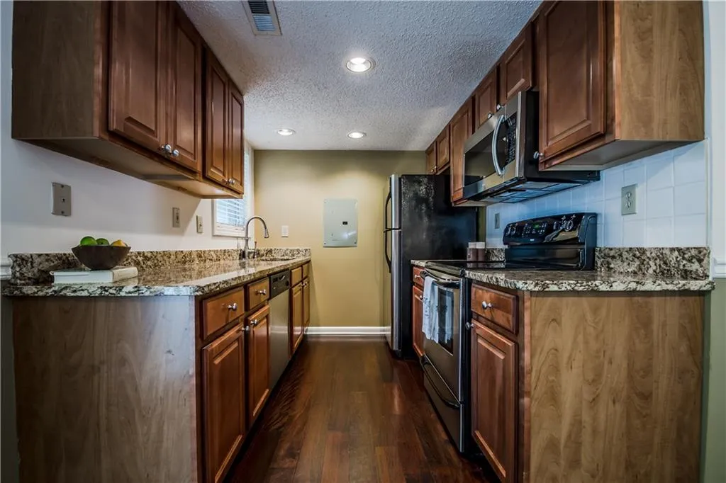 6900 Roswell Road Unit B4, Atlanta, Georgia 30328, 2 Bedrooms Bedrooms, ,2 BathroomsBathrooms,Residential,Sold,6900 Roswell Road Unit B4,5868944
