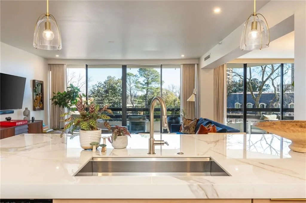 2660 Peachtree Road Nw Unit 6h, Atlanta, Georgia 30305, 2 Bedrooms Bedrooms, 0 ,2 BathroomsBathrooms,Residential,For Sale,2660 Peachtree Road Nw Unit 6h,7718585