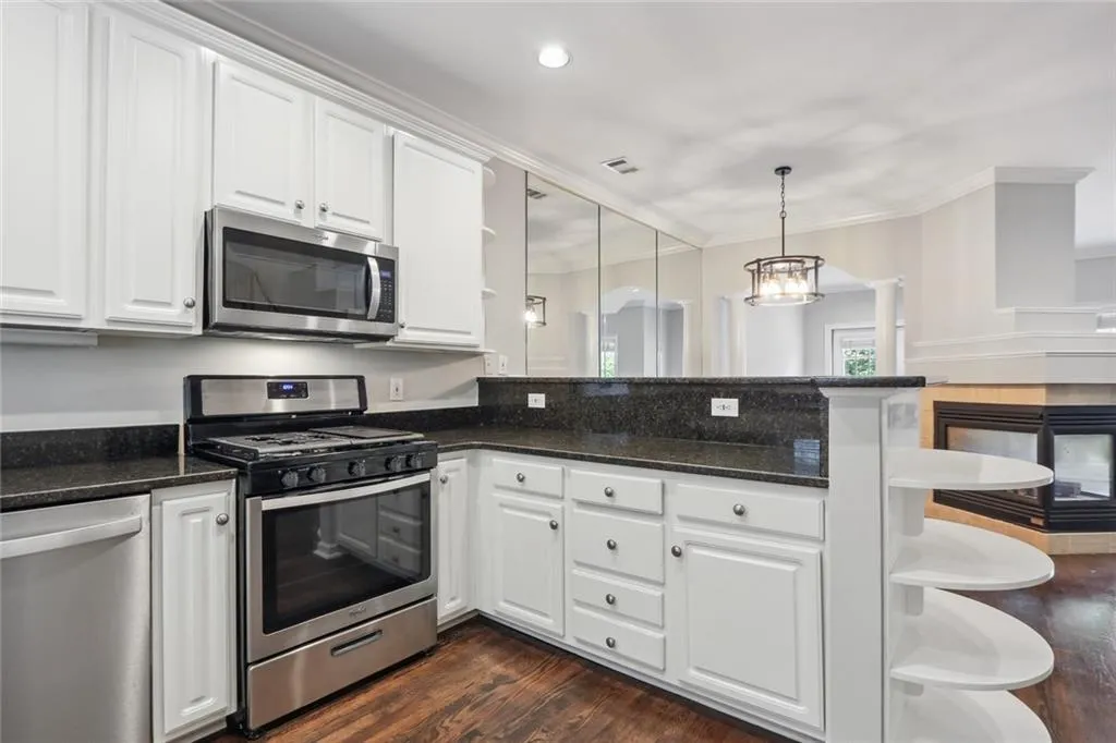 8590 Hope Mews Court, Sandy Springs, Georgia 30350, 3 Bedrooms Bedrooms, ,2 BathroomsBathrooms,Residential,Sold,8590 Hope Mews Court,7101625