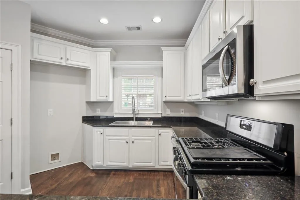 8590 Hope Mews Court, Sandy Springs, Georgia 30350, 3 Bedrooms Bedrooms, ,2 BathroomsBathrooms,Residential,Sold,8590 Hope Mews Court,7101625