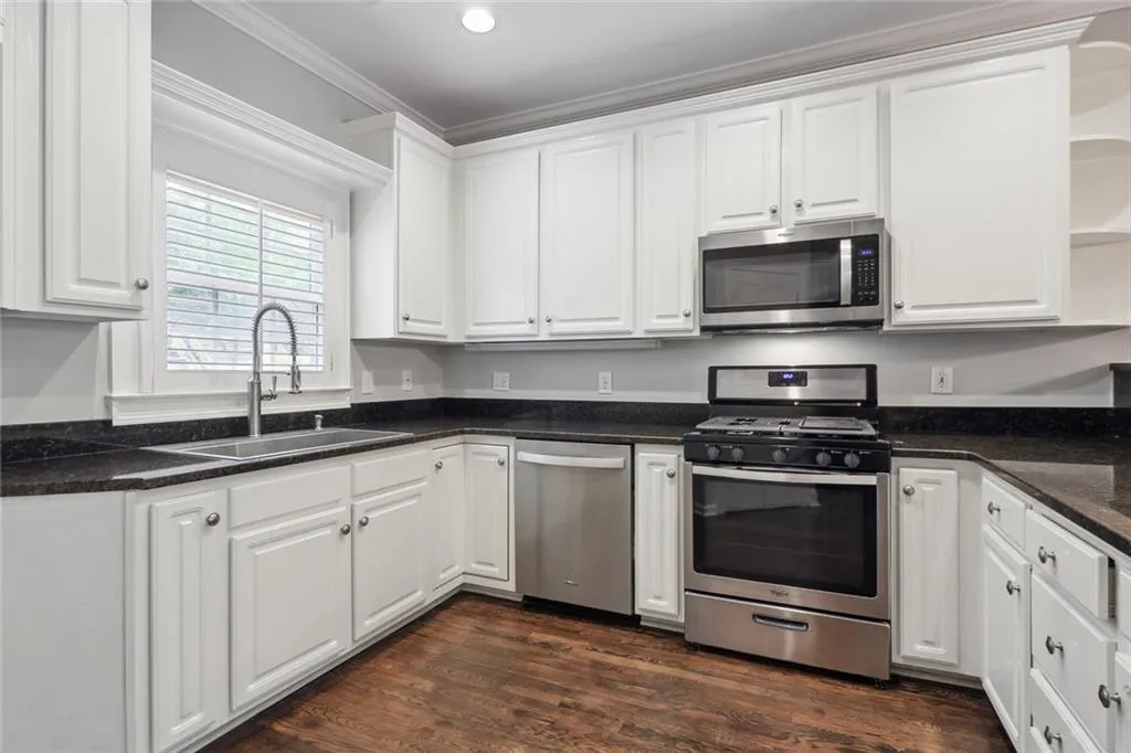 8590 Hope Mews Court, Sandy Springs, Georgia 30350, 3 Bedrooms Bedrooms, ,2 BathroomsBathrooms,Residential,Sold,8590 Hope Mews Court,7101625