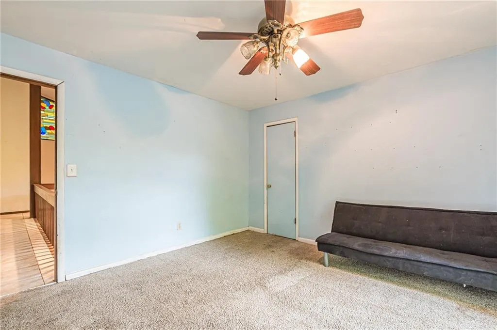 Unfurnished room with carpet and ceiling fan