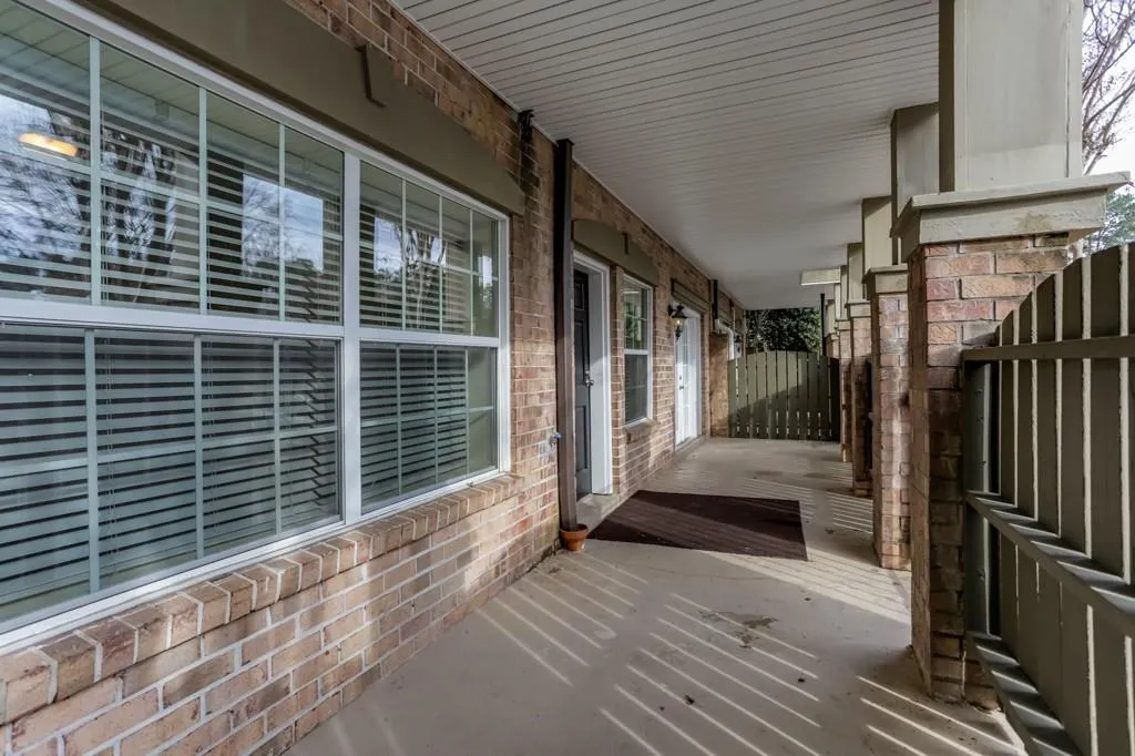 6980 Roswell Road Unit C12, Sandy Springs, Georgia 30328, 2 Bedrooms Bedrooms, ,2 BathroomsBathrooms,Residential,Sold,6980 Roswell Road Unit C12,6110523