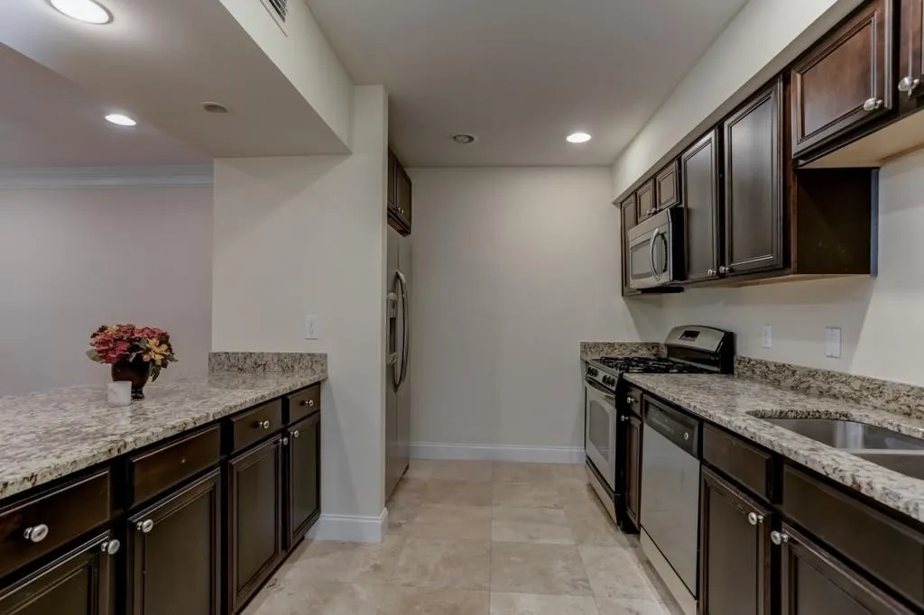 6980 Roswell Road Unit C12, Sandy Springs, Georgia 30328, 2 Bedrooms Bedrooms, ,2 BathroomsBathrooms,Residential,Sold,6980 Roswell Road Unit C12,6110523