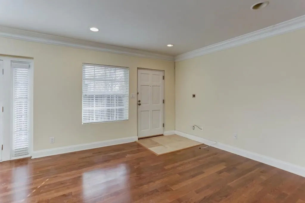 6980 Roswell Road Unit C12, Sandy Springs, Georgia 30328, 2 Bedrooms Bedrooms, ,2 BathroomsBathrooms,Residential,Sold,6980 Roswell Road Unit C12,6110523
