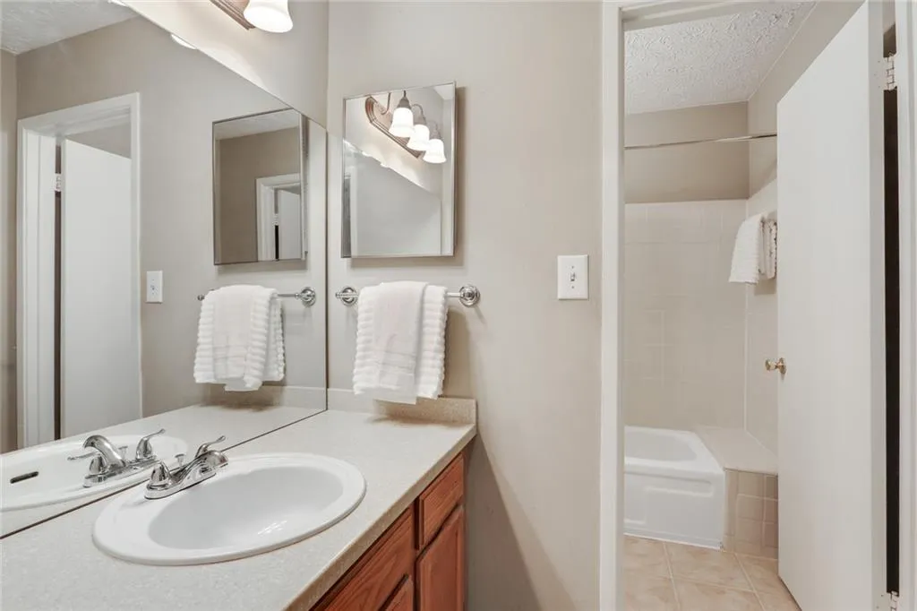 6812 Glenridge Drive Unit B, Sandy Springs, Georgia 30328, 3 Bedrooms Bedrooms, ,2 BathroomsBathrooms,Residential,Sold,6812 Glenridge Drive Unit B,6761992