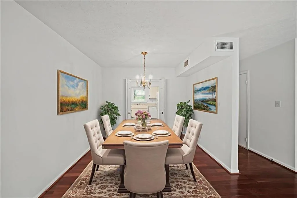 6700 Roswell Road Unit 33e, Sandy Springs, Georgia 30328, 2 Bedrooms Bedrooms, ,1 BathroomBathrooms,Residential,For Sale,6700 Roswell Road Unit 33e,7633141