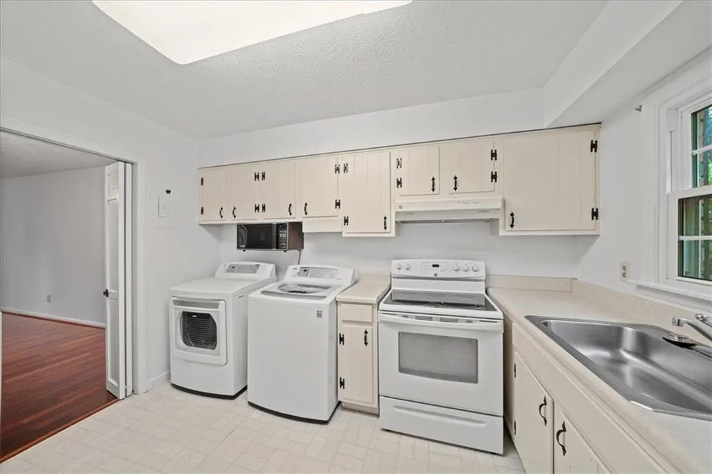6700 Roswell Road Unit 33e, Sandy Springs, Georgia 30328, 2 Bedrooms Bedrooms, ,1 BathroomBathrooms,Residential,For Sale,6700 Roswell Road Unit 33e,7633141