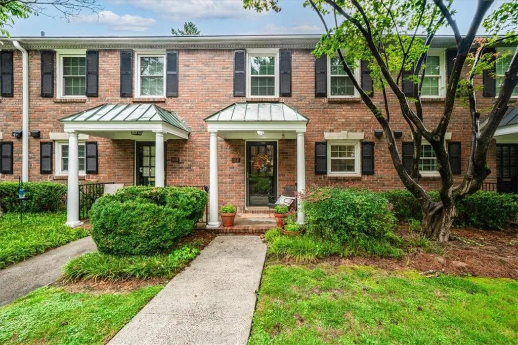 6700 Roswell Road Unit 33e, Sandy Springs, Georgia 30328, 2 Bedrooms Bedrooms, ,1 BathroomBathrooms,Residential,For Sale,6700 Roswell Road Unit 33e,7633141
