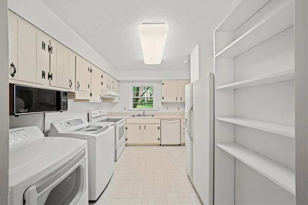 6700 Roswell Road Unit 33e, Sandy Springs, Georgia 30328, 2 Bedrooms Bedrooms, ,1 BathroomBathrooms,Residential,For Sale,6700 Roswell Road Unit 33e,7633141