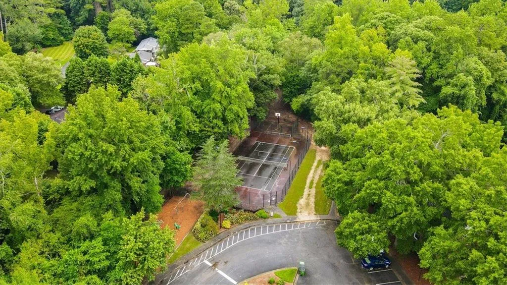 6700 Roswell Road Unit 33e, Sandy Springs, Georgia 30328, 2 Bedrooms Bedrooms, ,1 BathroomBathrooms,Residential,For Sale,6700 Roswell Road Unit 33e,7633141