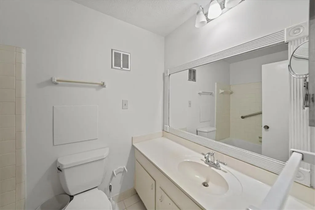 6700 Roswell Road Unit 33e, Sandy Springs, Georgia 30328, 2 Bedrooms Bedrooms, ,1 BathroomBathrooms,Residential,For Sale,6700 Roswell Road Unit 33e,7633141