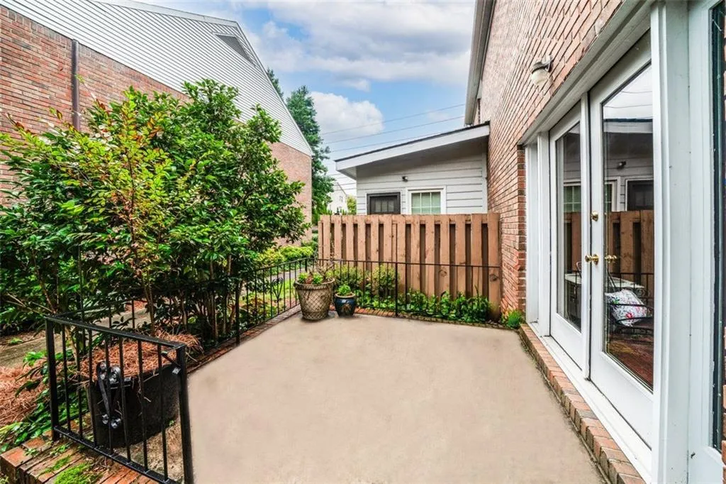 6700 Roswell Road Unit 33e, Sandy Springs, Georgia 30328, 2 Bedrooms Bedrooms, ,1 BathroomBathrooms,Residential,For Sale,6700 Roswell Road Unit 33e,7633141