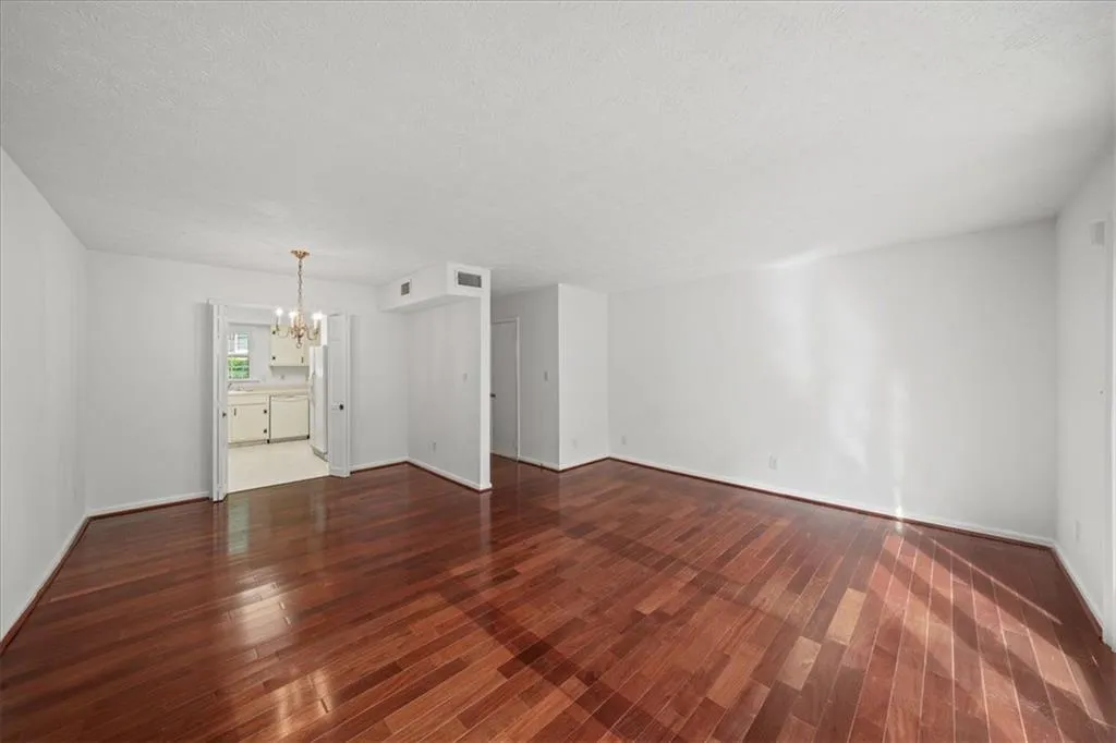 6700 Roswell Road Unit 33e, Sandy Springs, Georgia 30328, 2 Bedrooms Bedrooms, ,1 BathroomBathrooms,Residential,For Sale,6700 Roswell Road Unit 33e,7633141