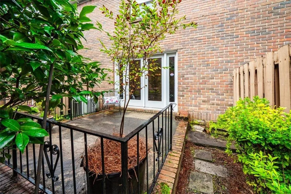 6700 Roswell Road Unit 33e, Sandy Springs, Georgia 30328, 2 Bedrooms Bedrooms, ,1 BathroomBathrooms,Residential,For Sale,6700 Roswell Road Unit 33e,7633141