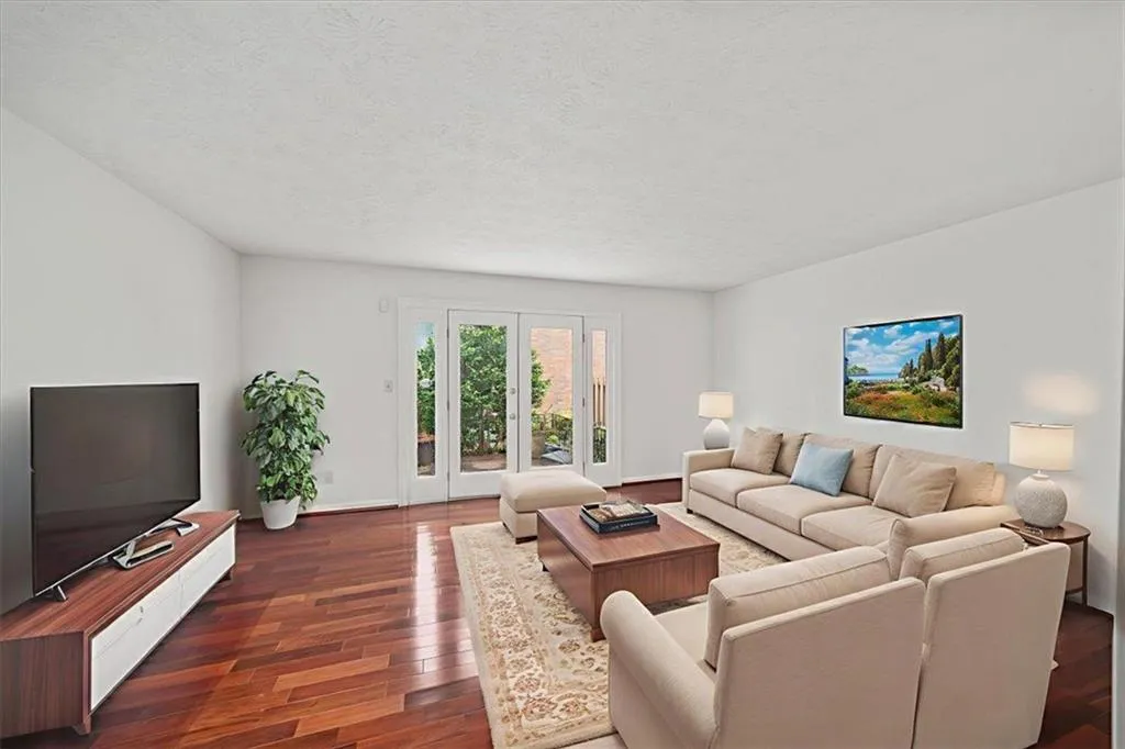 6700 Roswell Road Unit 33e, Sandy Springs, Georgia 30328, 2 Bedrooms Bedrooms, ,1 BathroomBathrooms,Residential,For Sale,6700 Roswell Road Unit 33e,7633141