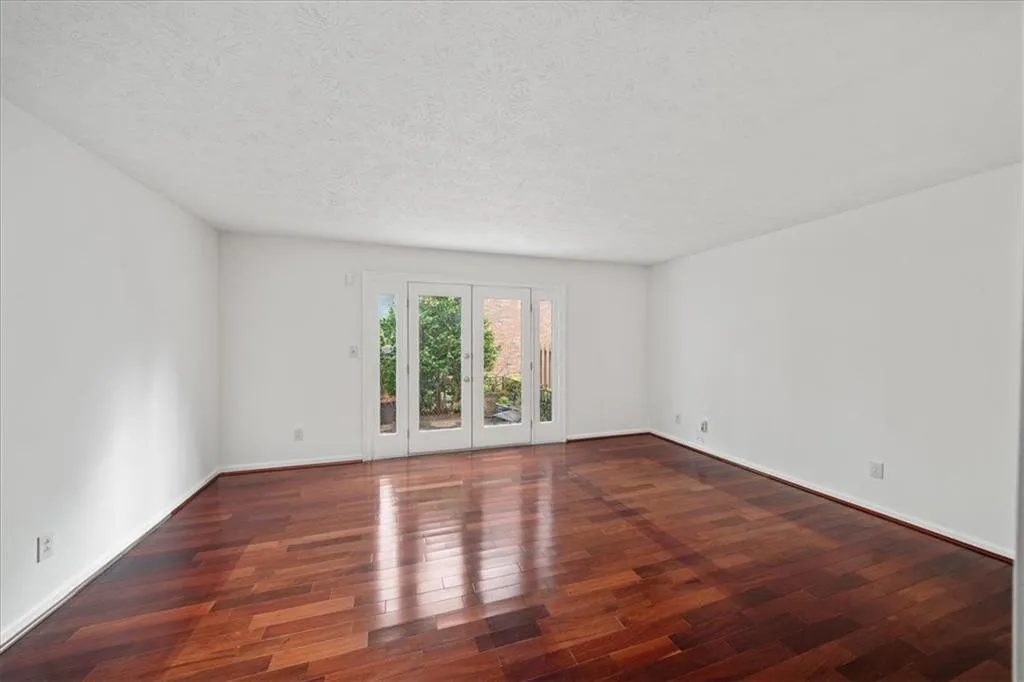 6700 Roswell Road Unit 33e, Sandy Springs, Georgia 30328, 2 Bedrooms Bedrooms, ,1 BathroomBathrooms,Residential,For Sale,6700 Roswell Road Unit 33e,7633141