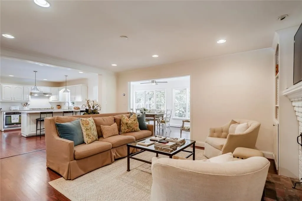 260 Glencourtney Drive, Atlanta, Georgia 30328, 4 Bedrooms Bedrooms, ,3 BathroomsBathrooms,Residential,Sold,260 Glencourtney Drive,6627763