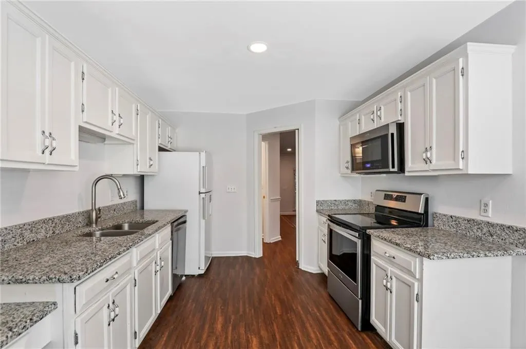 805 Camden Court, Sandy Springs, Georgia 30327, 3 Bedrooms Bedrooms, ,2 BathroomsBathrooms,Residential,Sold,805 Camden Court,6914253
