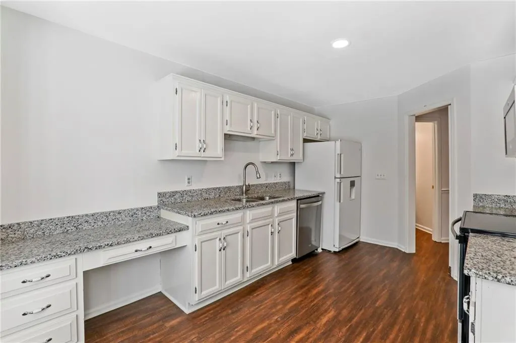 805 Camden Court, Sandy Springs, Georgia 30327, 3 Bedrooms Bedrooms, ,2 BathroomsBathrooms,Residential,Sold,805 Camden Court,6914253