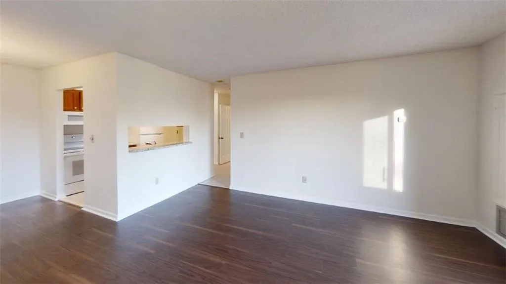 300 Johnson Ferry Road Ne Unit B308, Sandy Springs, Georgia 30328, 1 Bedroom Bedrooms, ,1 BathroomBathrooms,Residential,Sold,300 Johnson Ferry Road Ne Unit B308,6888152