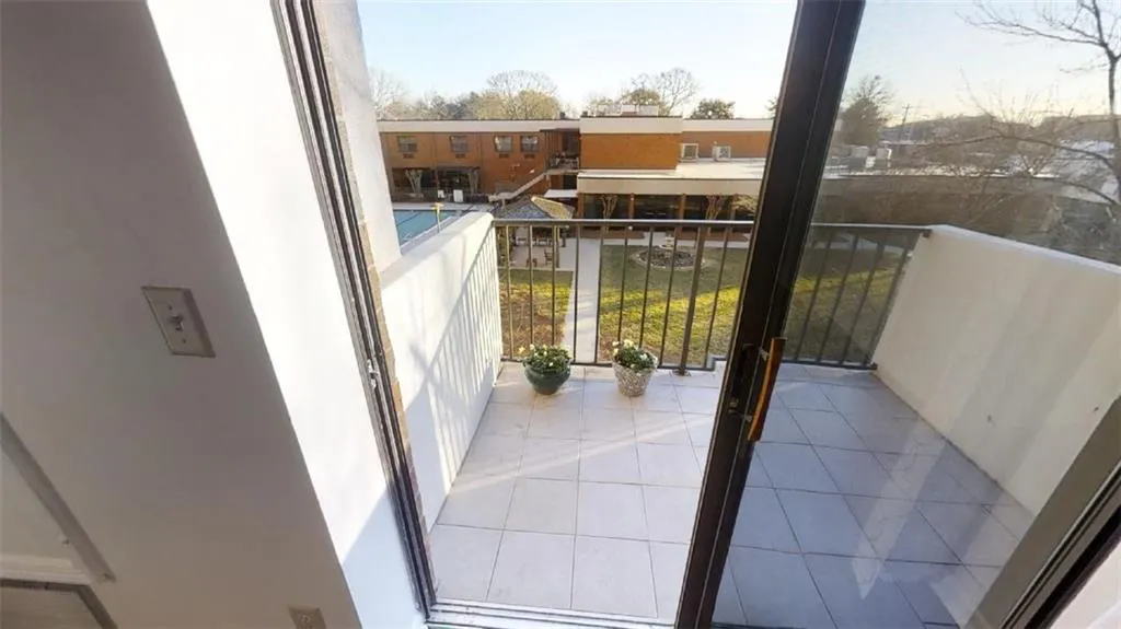 300 Johnson Ferry Road Ne Unit B308, Sandy Springs, Georgia 30328, 1 Bedroom Bedrooms, ,1 BathroomBathrooms,Residential,Sold,300 Johnson Ferry Road Ne Unit B308,6888152