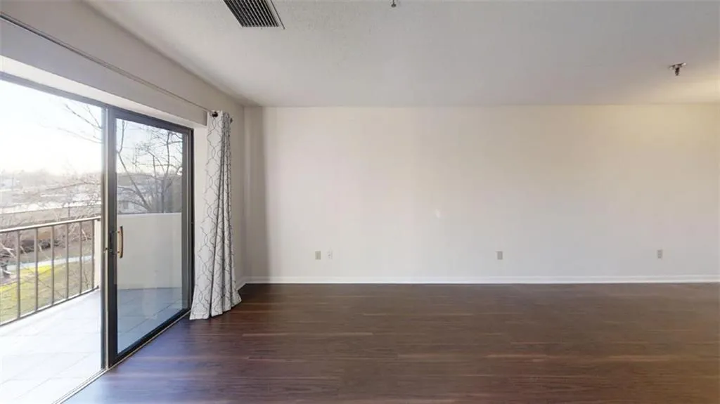 300 Johnson Ferry Road Ne Unit B308, Sandy Springs, Georgia 30328, 1 Bedroom Bedrooms, ,1 BathroomBathrooms,Residential,Sold,300 Johnson Ferry Road Ne Unit B308,6888152