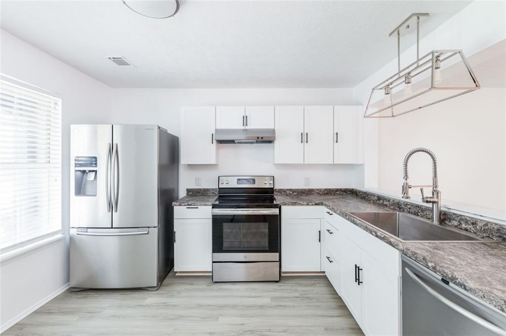 2206 Queen Anne Court, Atlanta, Georgia 30350, 2 Bedrooms Bedrooms, ,2 BathroomsBathrooms,Residential,Sold,2206 Queen Anne Court,7259241