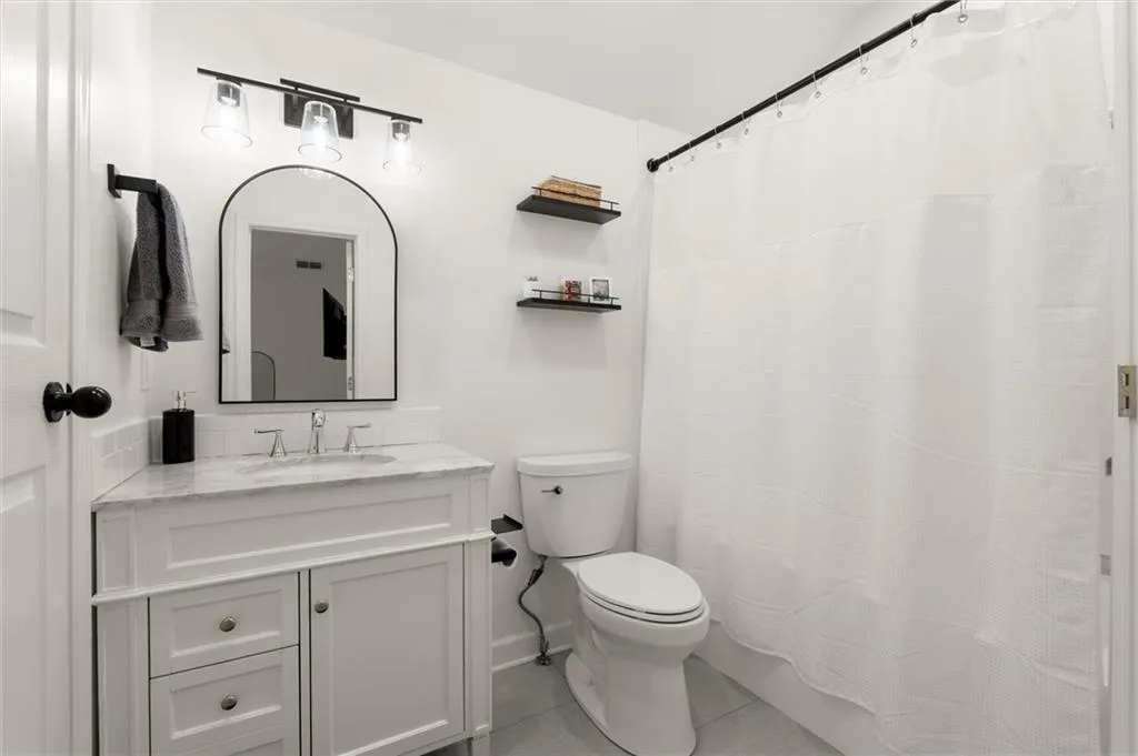 Large secondary bedroom with its own en-suite bat