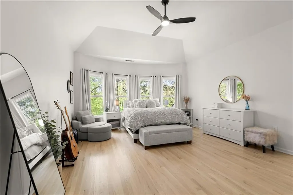Large secondary bedroom with its own en-suite bat